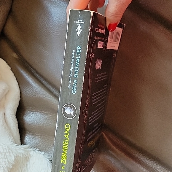 Alice In Zombieland by Gena Showalter in paperback - Picture 4 of 7